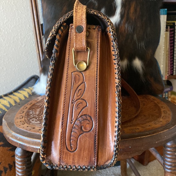 Vintage hand tooled leather purse. - Picture 5 of 10